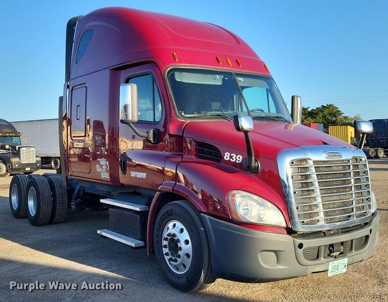 image for item MO9670 2015 Freightliner Cascadia 113  semi truck