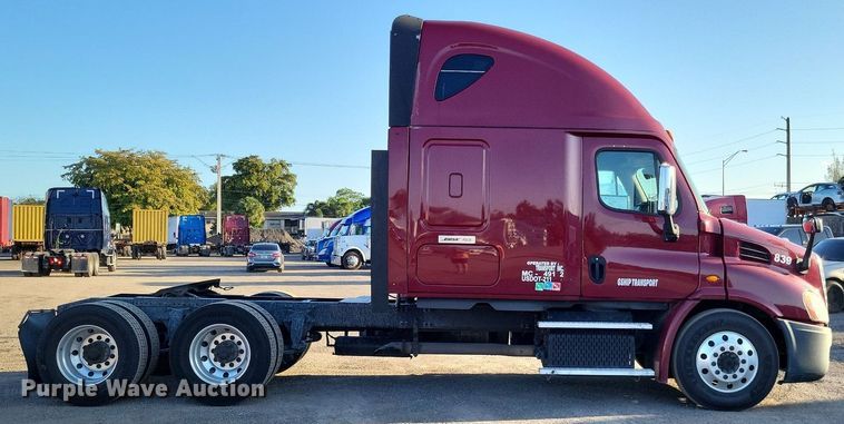 image for item MO9670 2015 Freightliner Cascadia 113  semi truck