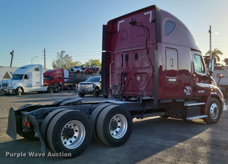 image for item MO9670 2015 Freightliner Cascadia 113  semi truck