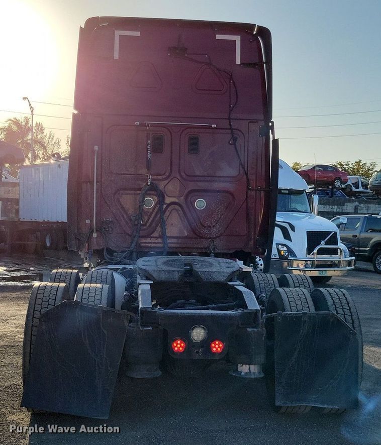 image for item MO9670 2015 Freightliner Cascadia 113  semi truck