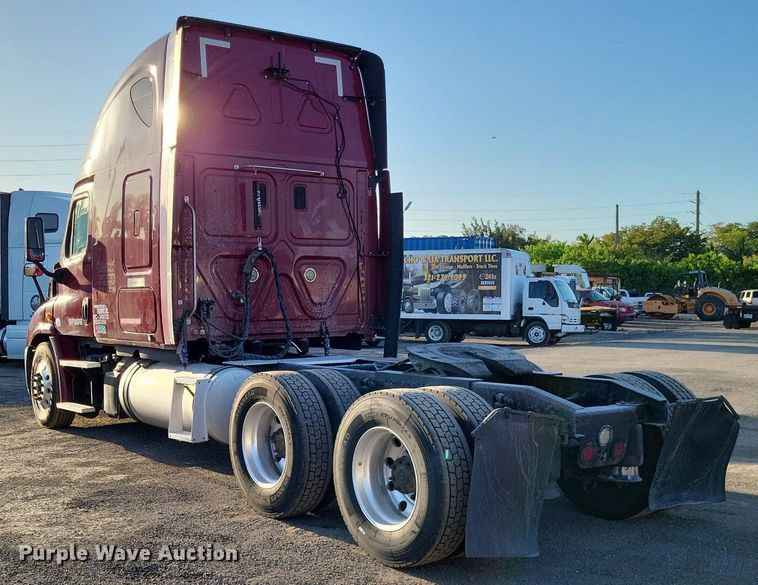 image for item MO9670 2015 Freightliner Cascadia 113  semi truck