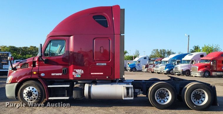 image for item MO9670 2015 Freightliner Cascadia 113  semi truck