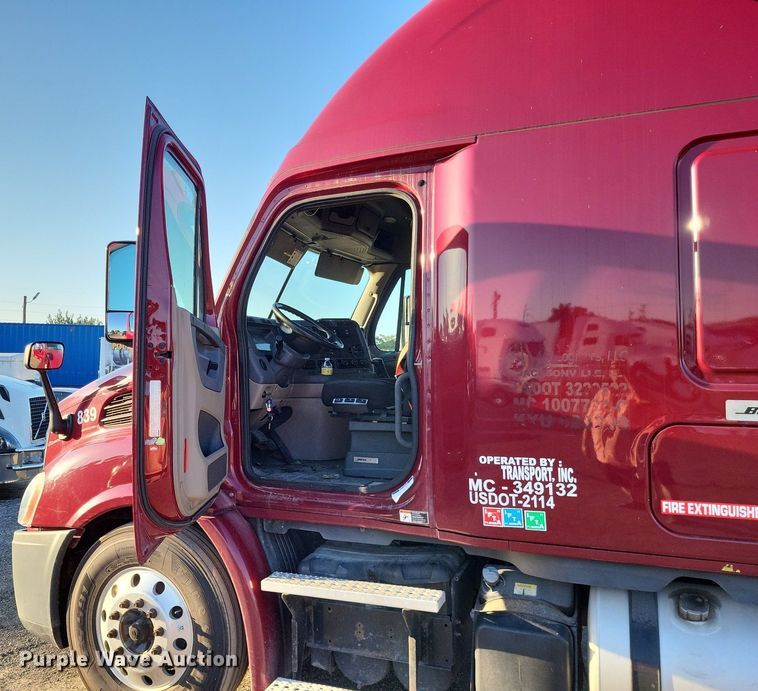 image for item MO9670 2015 Freightliner Cascadia 113  semi truck