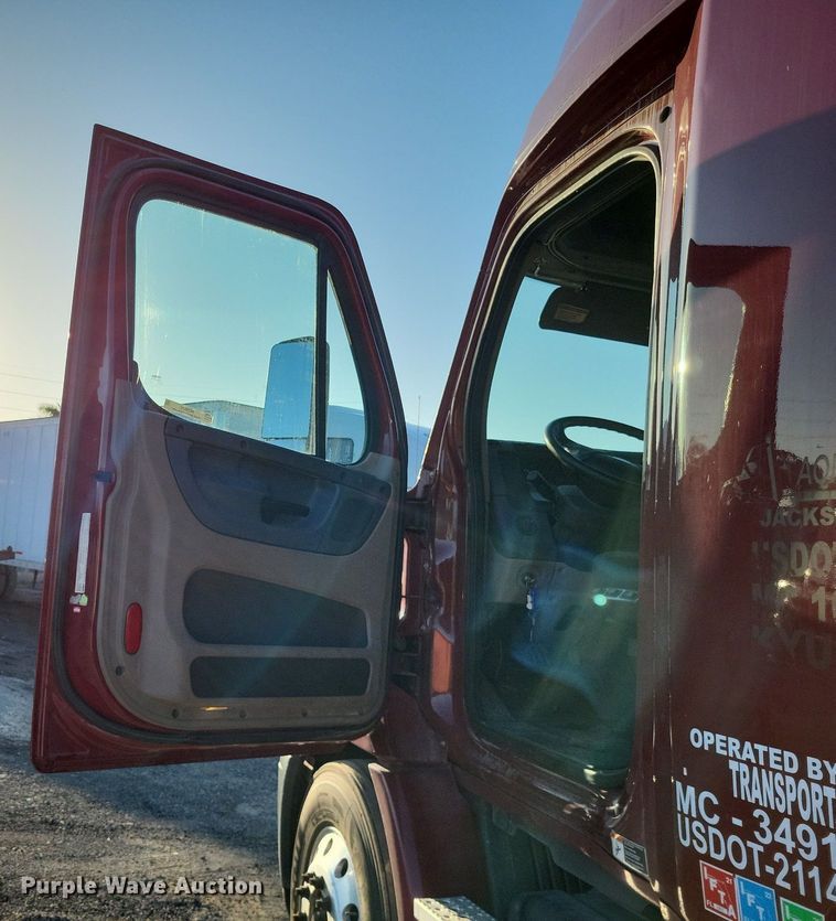 image for item MO9670 2015 Freightliner Cascadia 113  semi truck