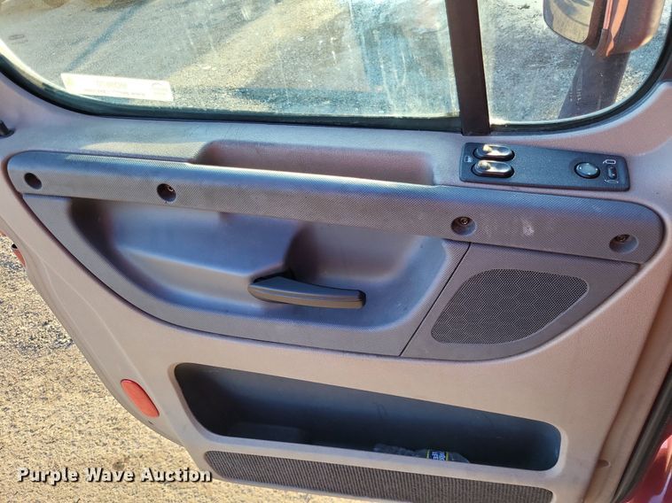 image for item MO9670 2015 Freightliner Cascadia 113  semi truck