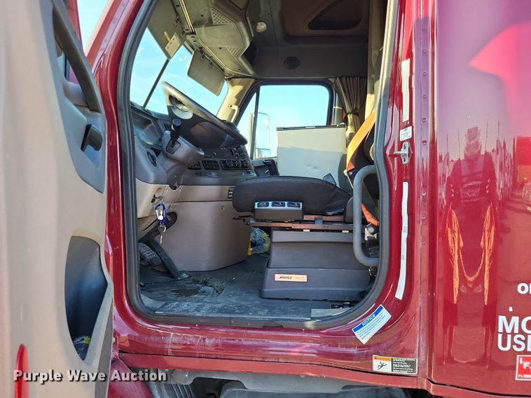 image for item MO9670 2015 Freightliner Cascadia 113  semi truck