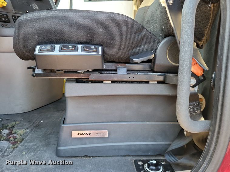 image for item MO9670 2015 Freightliner Cascadia 113  semi truck