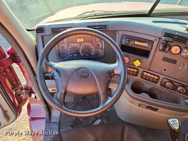 image for item MO9670 2015 Freightliner Cascadia 113  semi truck