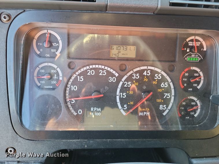 image for item MO9670 2015 Freightliner Cascadia 113  semi truck