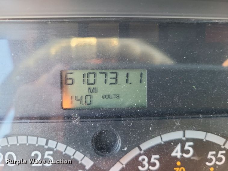 image for item MO9670 2015 Freightliner Cascadia 113  semi truck