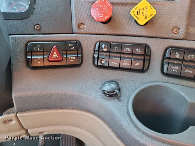 image for item MO9670 2015 Freightliner Cascadia 113  semi truck