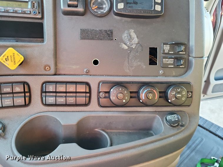 image for item MO9670 2015 Freightliner Cascadia 113  semi truck