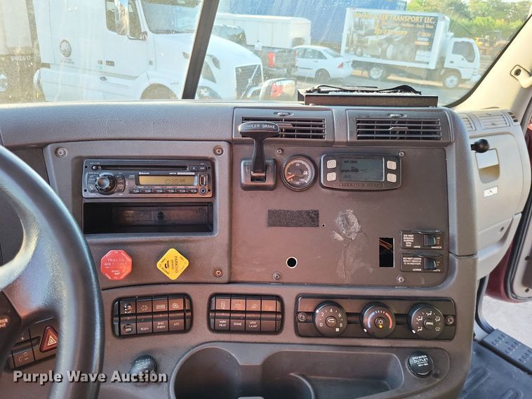 image for item MO9670 2015 Freightliner Cascadia 113  semi truck