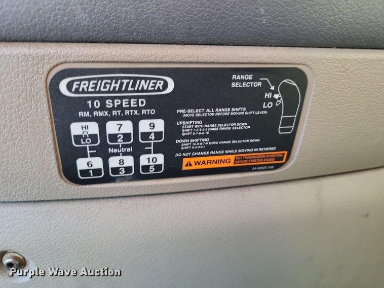 image for item MO9670 2015 Freightliner Cascadia 113  semi truck