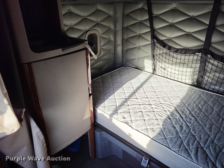 image for item MO9670 2015 Freightliner Cascadia 113  semi truck