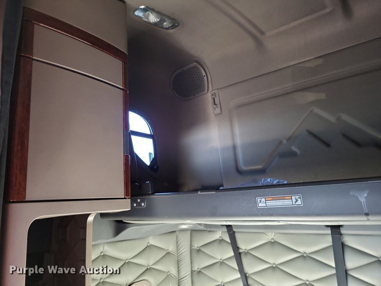 image for item MO9670 2015 Freightliner Cascadia 113  semi truck