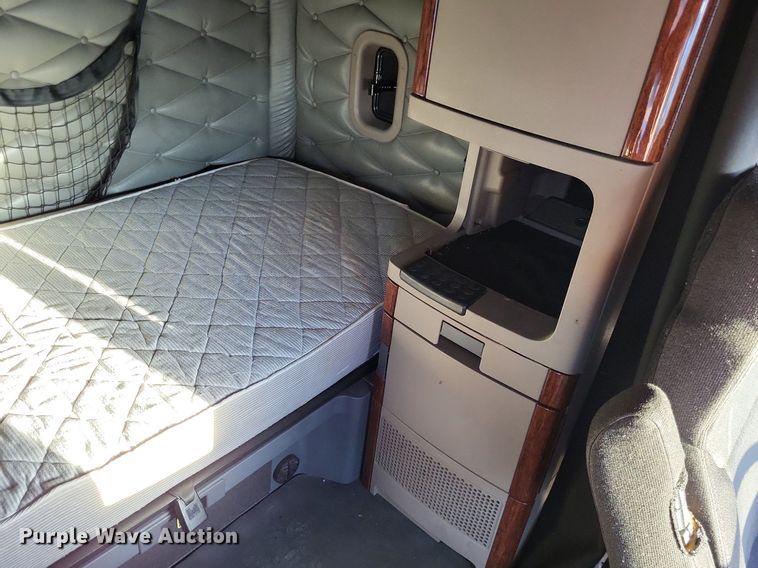 image for item MO9670 2015 Freightliner Cascadia 113  semi truck