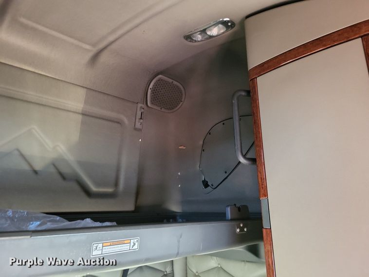 image for item MO9670 2015 Freightliner Cascadia 113  semi truck