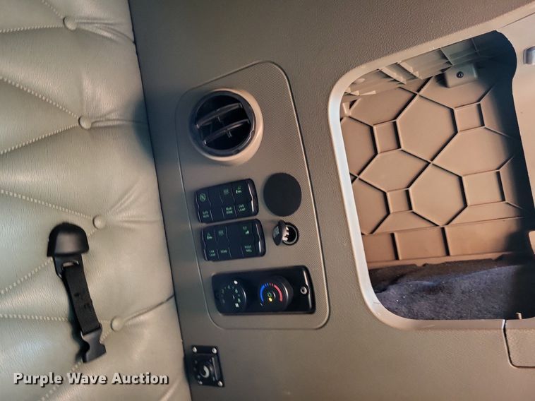 image for item MO9670 2015 Freightliner Cascadia 113  semi truck