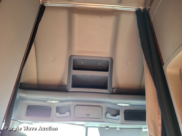 image for item MO9670 2015 Freightliner Cascadia 113  semi truck