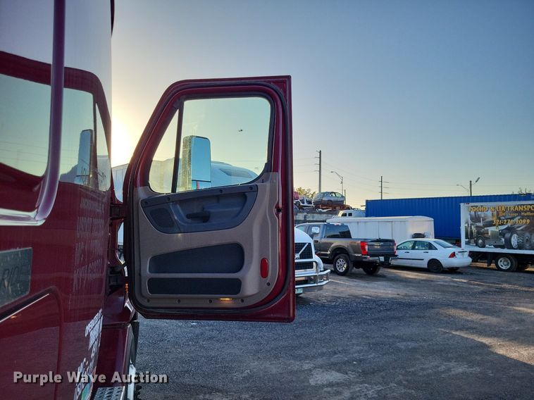 image for item MO9670 2015 Freightliner Cascadia 113  semi truck