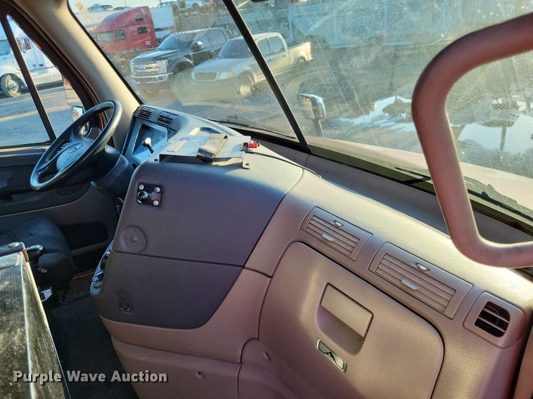 image for item MO9670 2015 Freightliner Cascadia 113  semi truck