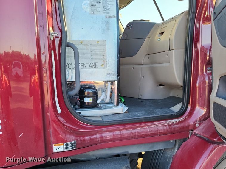 image for item MO9670 2015 Freightliner Cascadia 113  semi truck