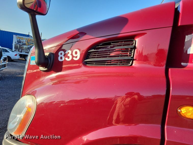 image for item MO9670 2015 Freightliner Cascadia 113  semi truck