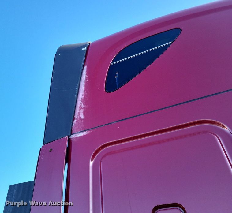 image for item MO9670 2015 Freightliner Cascadia 113  semi truck