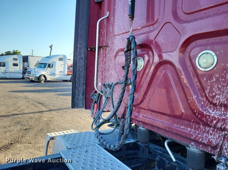 image for item MO9670 2015 Freightliner Cascadia 113  semi truck