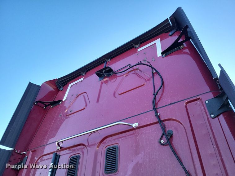 image for item MO9670 2015 Freightliner Cascadia 113  semi truck