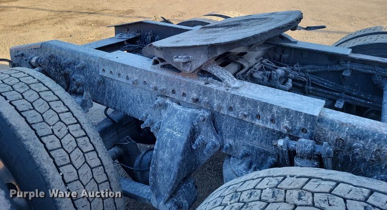 image for item MO9670 2015 Freightliner Cascadia 113  semi truck