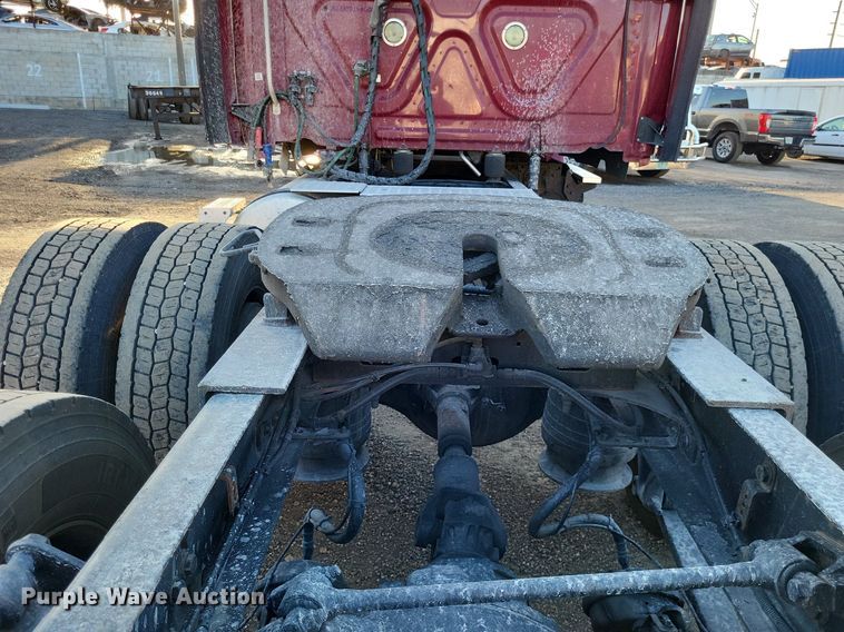 image for item MO9670 2015 Freightliner Cascadia 113  semi truck