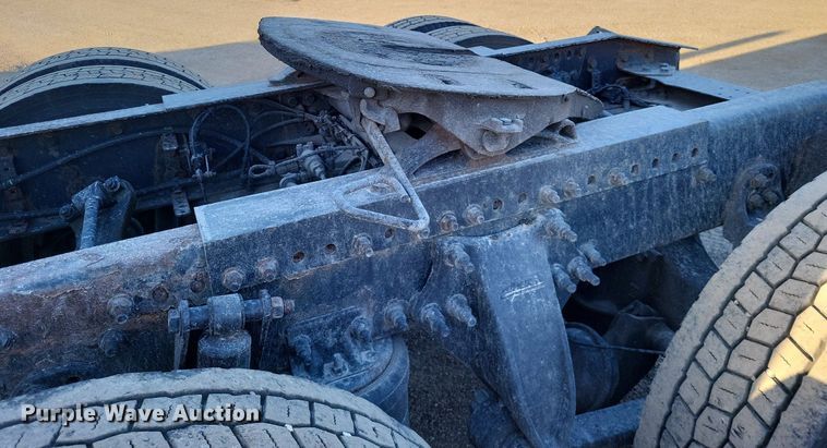 image for item MO9670 2015 Freightliner Cascadia 113  semi truck