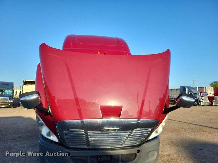 image for item MO9670 2015 Freightliner Cascadia 113  semi truck