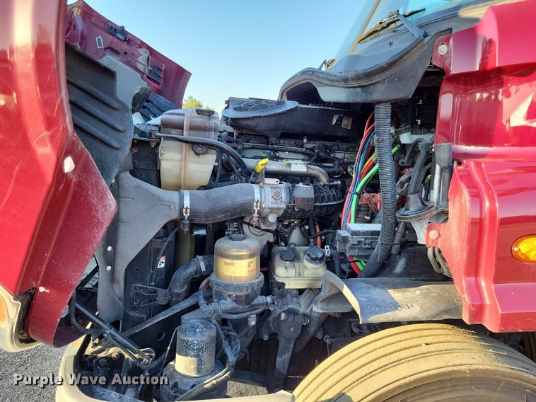 image for item MO9670 2015 Freightliner Cascadia 113  semi truck