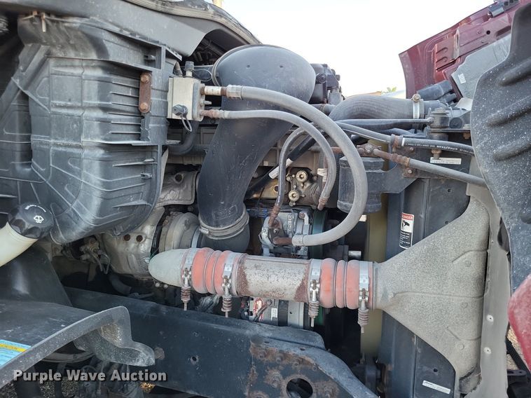 image for item MO9670 2015 Freightliner Cascadia 113  semi truck