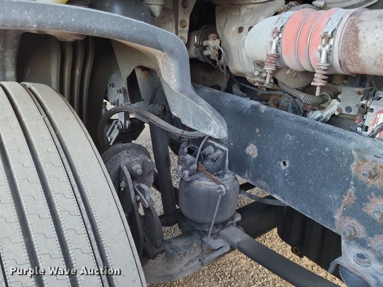 image for item MO9670 2015 Freightliner Cascadia 113  semi truck