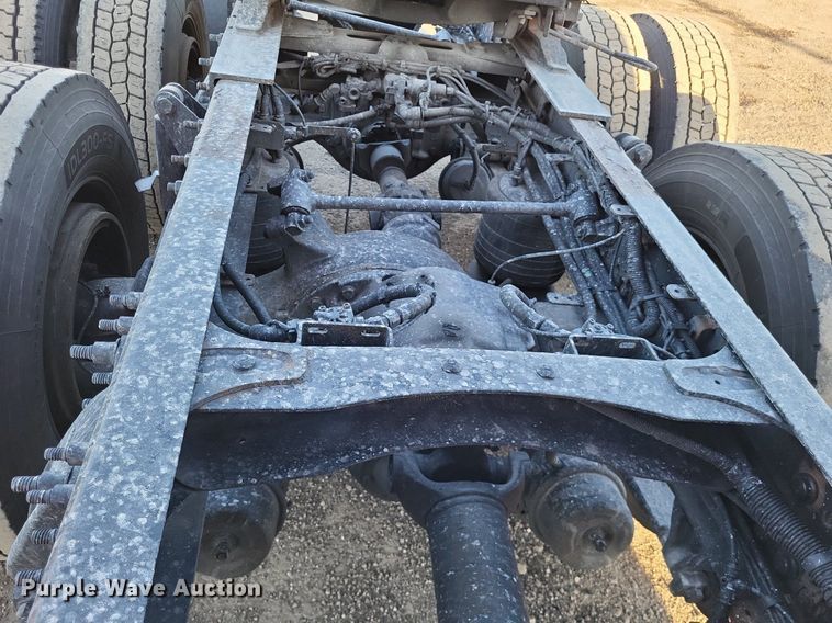 image for item MO9670 2015 Freightliner Cascadia 113  semi truck