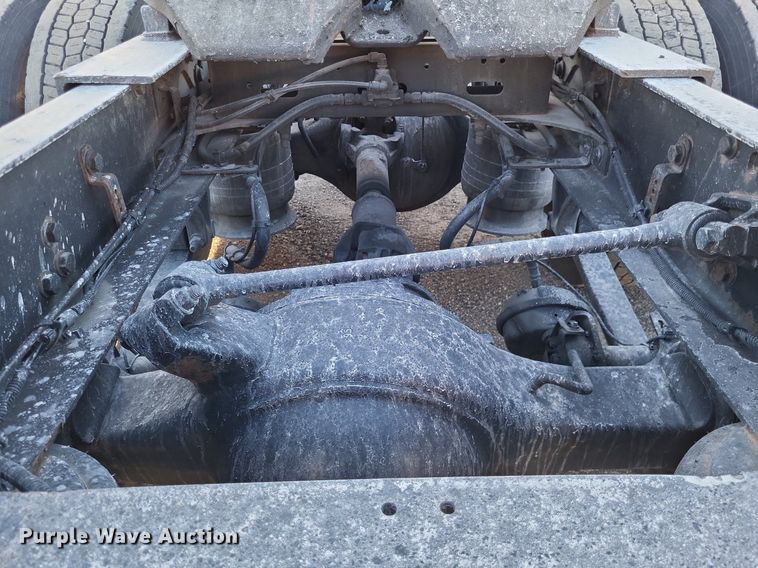 image for item MO9670 2015 Freightliner Cascadia 113  semi truck