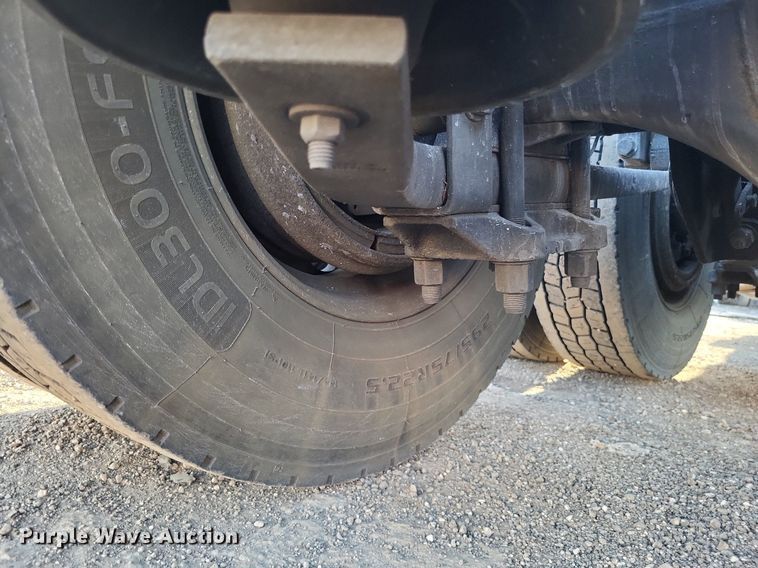 image for item MO9670 2015 Freightliner Cascadia 113  semi truck