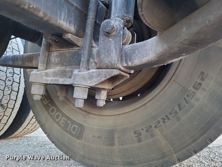 image for item MO9670 2015 Freightliner Cascadia 113  semi truck