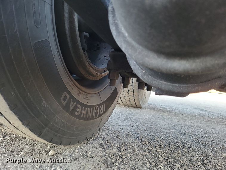 image for item MO9670 2015 Freightliner Cascadia 113  semi truck