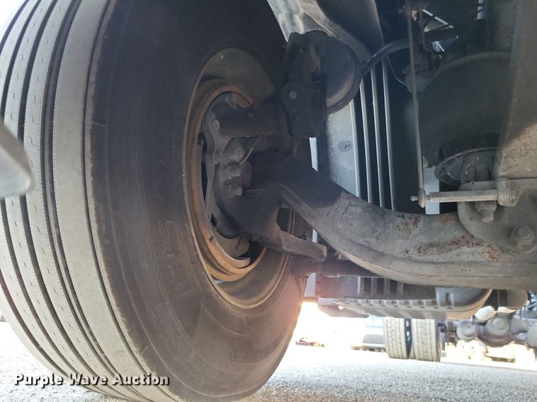 image for item MO9670 2015 Freightliner Cascadia 113  semi truck