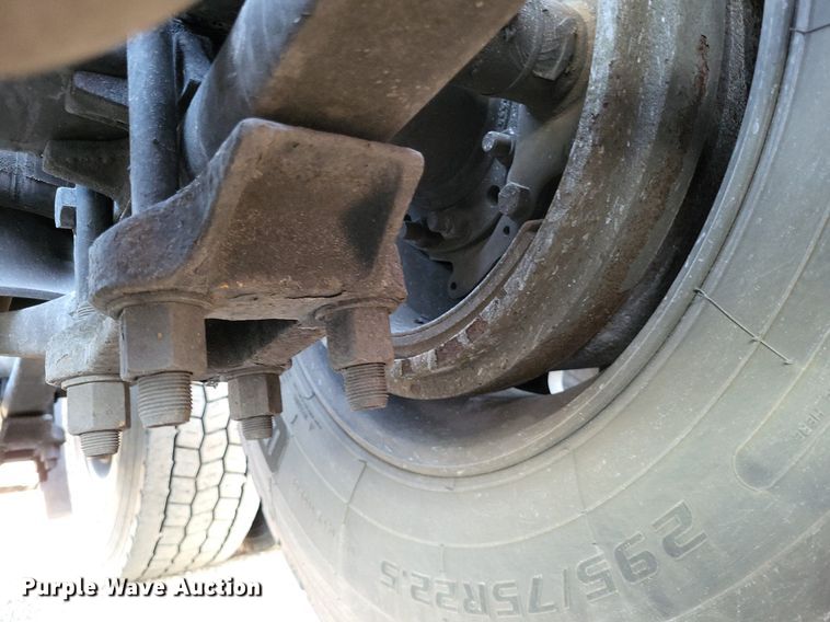 image for item MO9670 2015 Freightliner Cascadia 113  semi truck