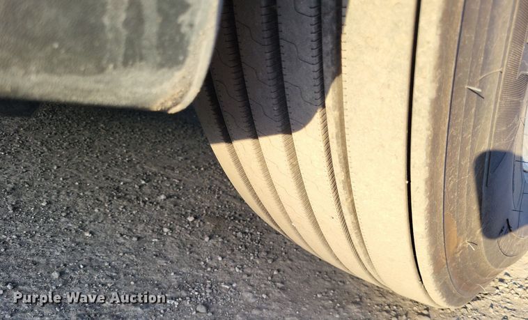 image for item MO9670 2015 Freightliner Cascadia 113  semi truck