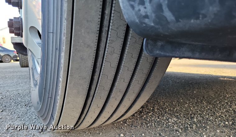 image for item MO9670 2015 Freightliner Cascadia 113  semi truck