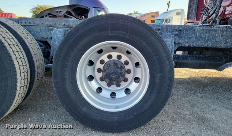 image for item MO9670 2015 Freightliner Cascadia 113  semi truck