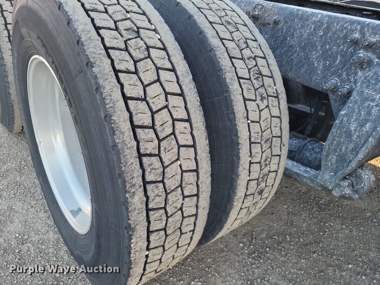 image for item MO9670 2015 Freightliner Cascadia 113  semi truck