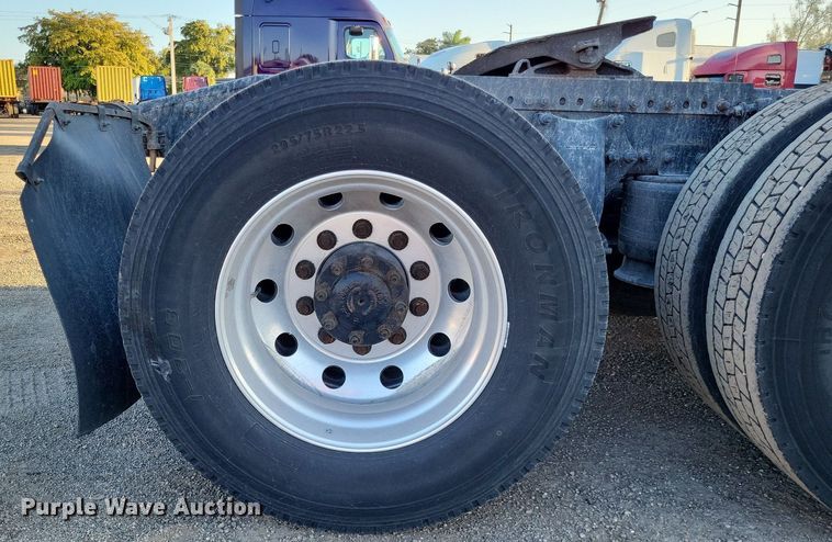 image for item MO9670 2015 Freightliner Cascadia 113  semi truck